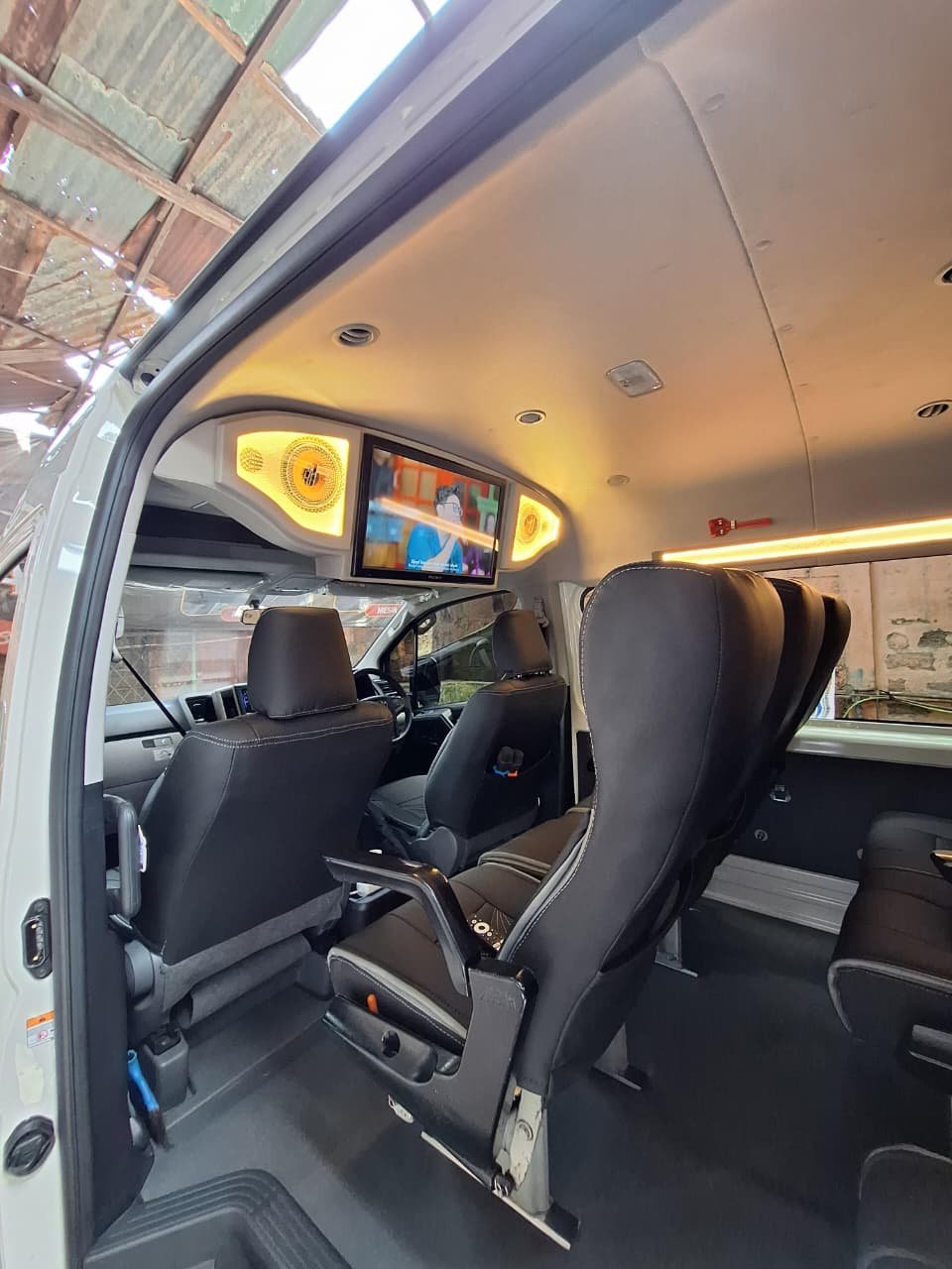 Detail captain seat dan monitor Hiace Premio Luxury
