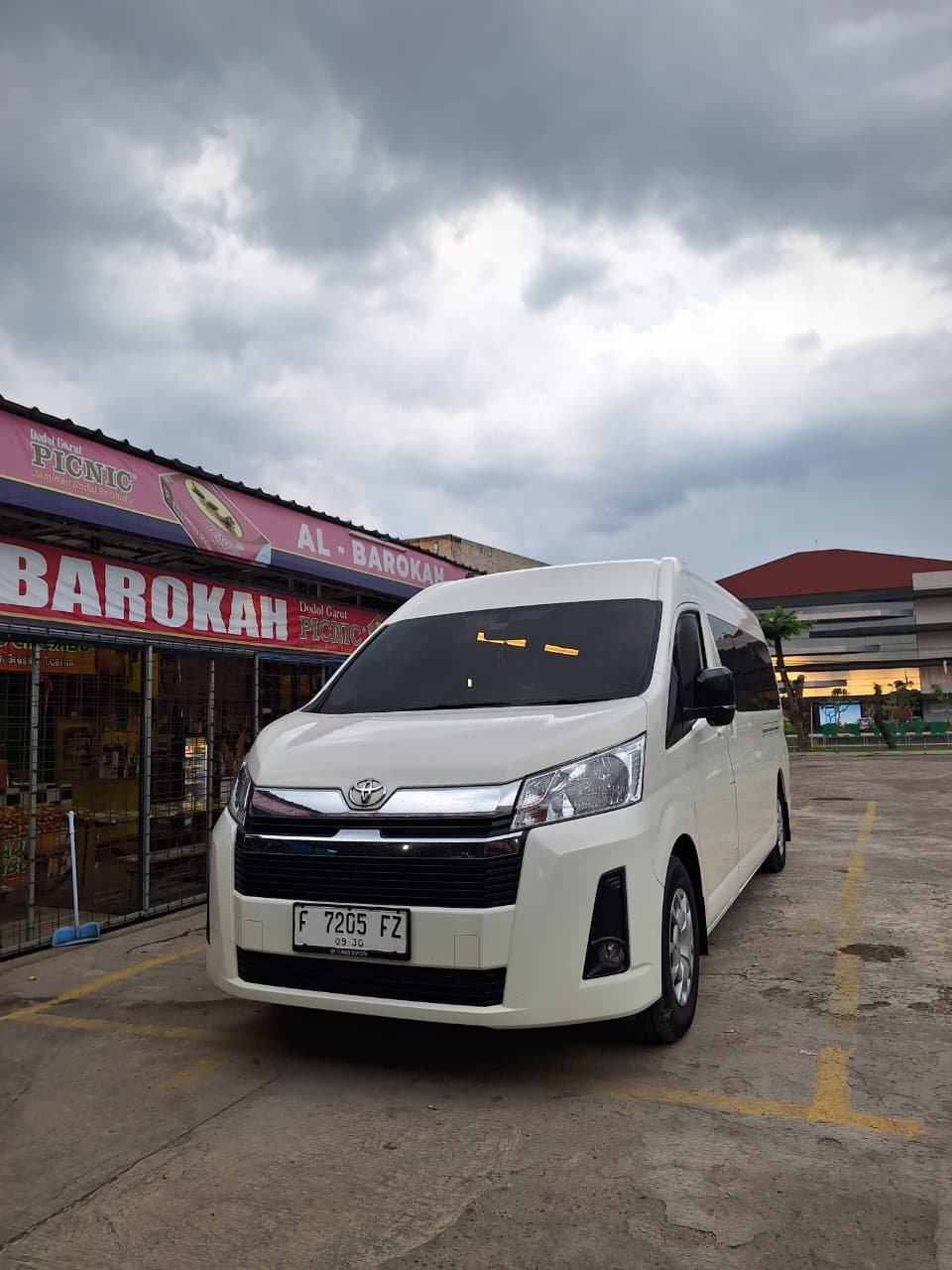 Eksterior Hiace Premio Luxury Alfathan