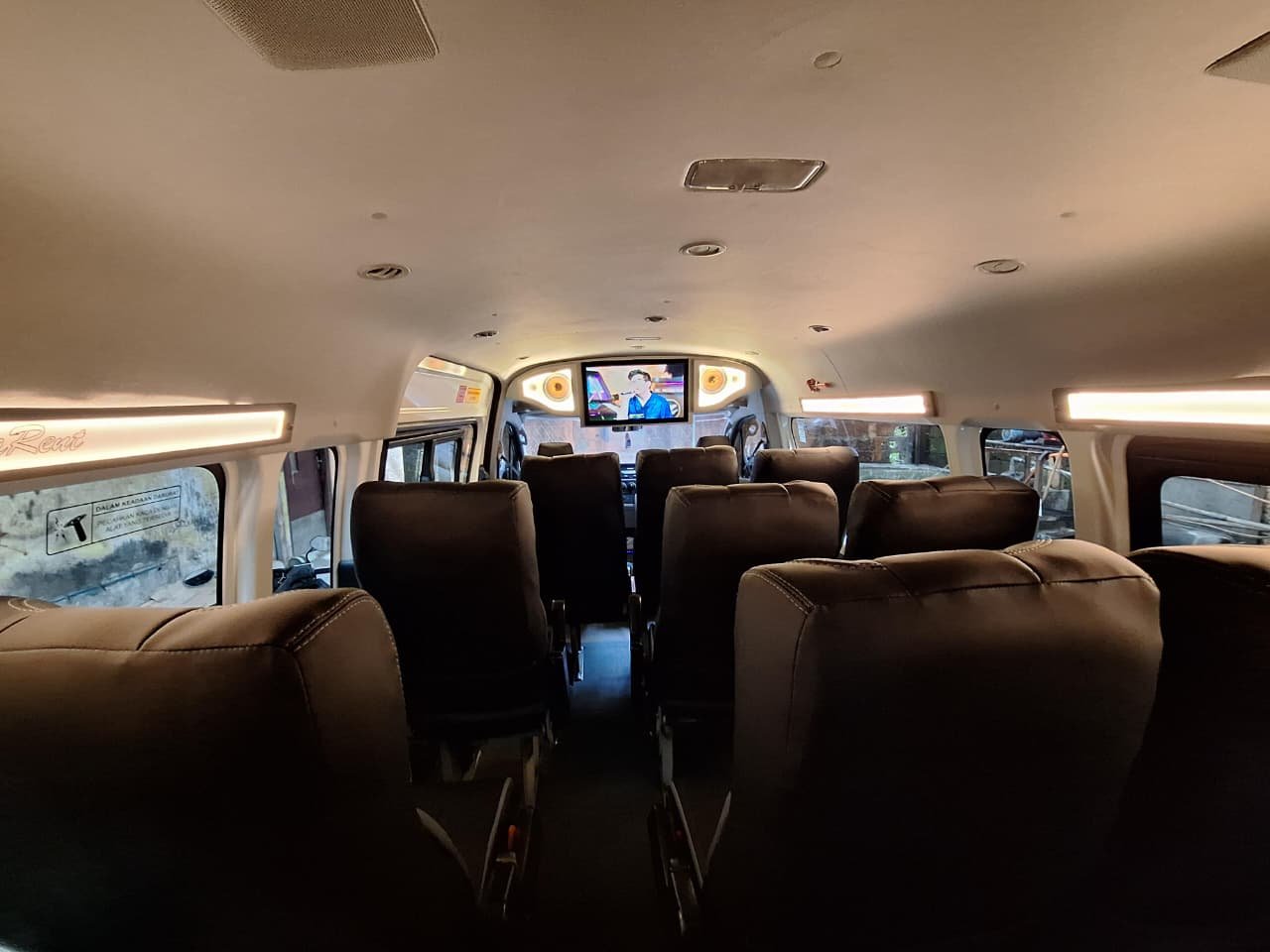 Interior kabin dengan TV karaoke Hiace Premio Luxury